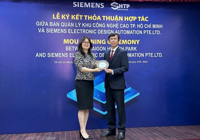 Ông Nguyễn Anh Thi, Trưởng Ban Quản lý Khu công nghệ cao Thành phố Hồ Chí Minh và bà Nina Lin, Phó Chủ tịch kiêm Tổng Giám đốc khu vực Đông Nam Á, Siemens EDA tại lễ ký kết.