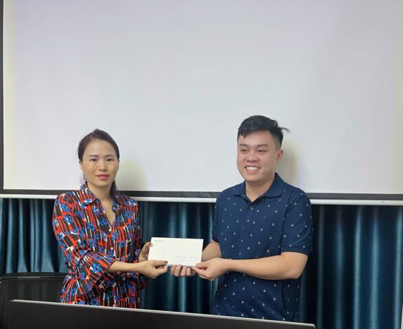 Ms. Dam Thi Hong Lan awarded the best employee of the quarter