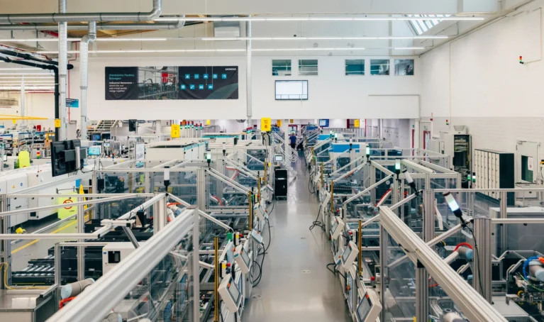 Nhà máy Siemens Erlangen ứng dụng AI và Digital Twin